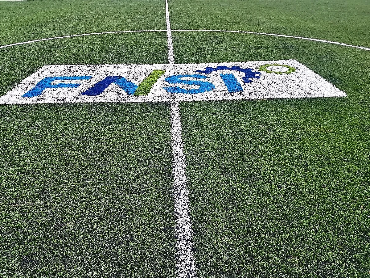 Detalle del pasto sintético de la cancha de fútbol soccer en Apodaca, Nuevo León