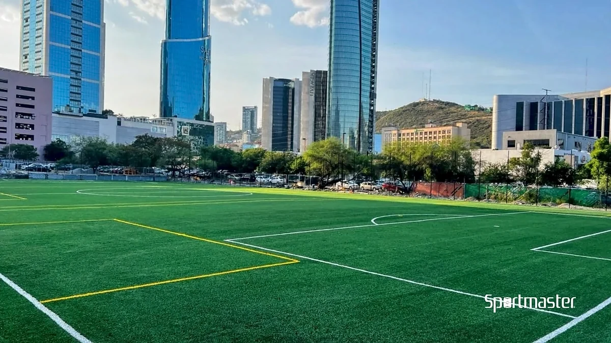 Cancha de fútbol soccer con pasto sintético en Deportivo Local Legends, San Pedro Garza García