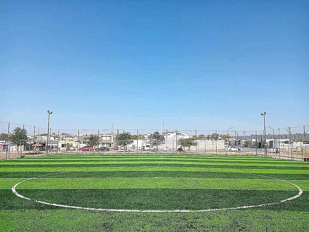 Cancha de fútbol soccer con pasto sintético en Macroparque San Martin Cantoral, Pesquería