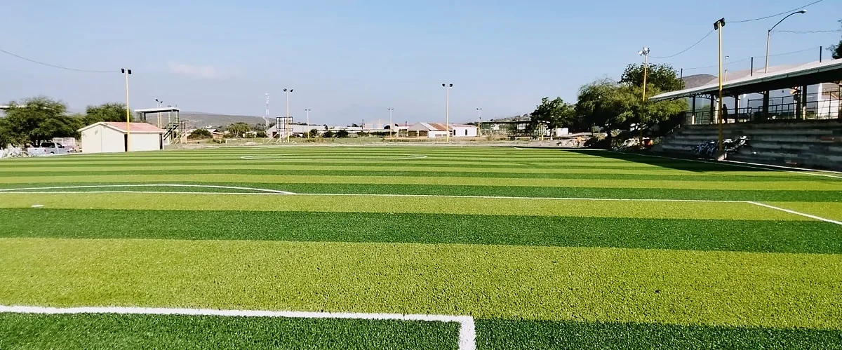 Cancha de fútbol soccer con pasto sintético en Mina, Nuevo León: pasto sintético deportivo recién cepillado