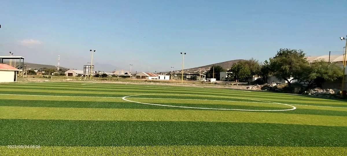 Cancha de fútbol soccer con pasto sintético en Mina, Nuevo León: la cancha desdel fondo