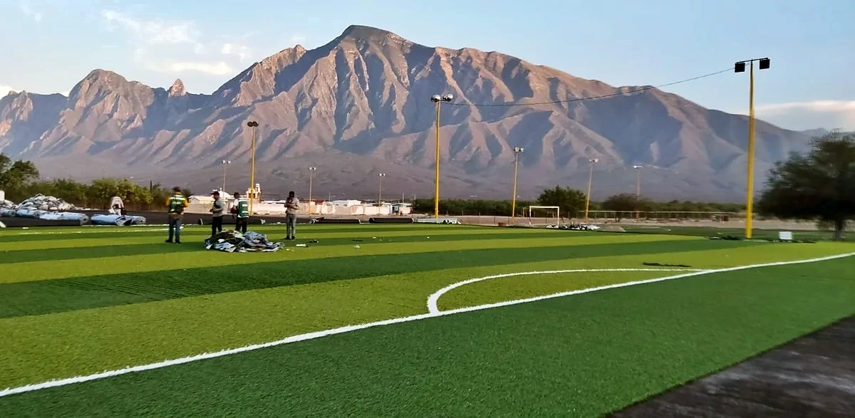 Detalle del pasto sintético de la cancha de fútbol soccer en Mina, Nuevo León