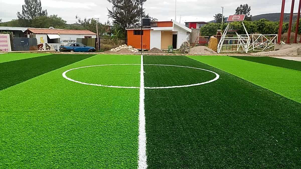 Cancha de fútbol 5 con pasto sintético en Campo Deportivo de Apasco