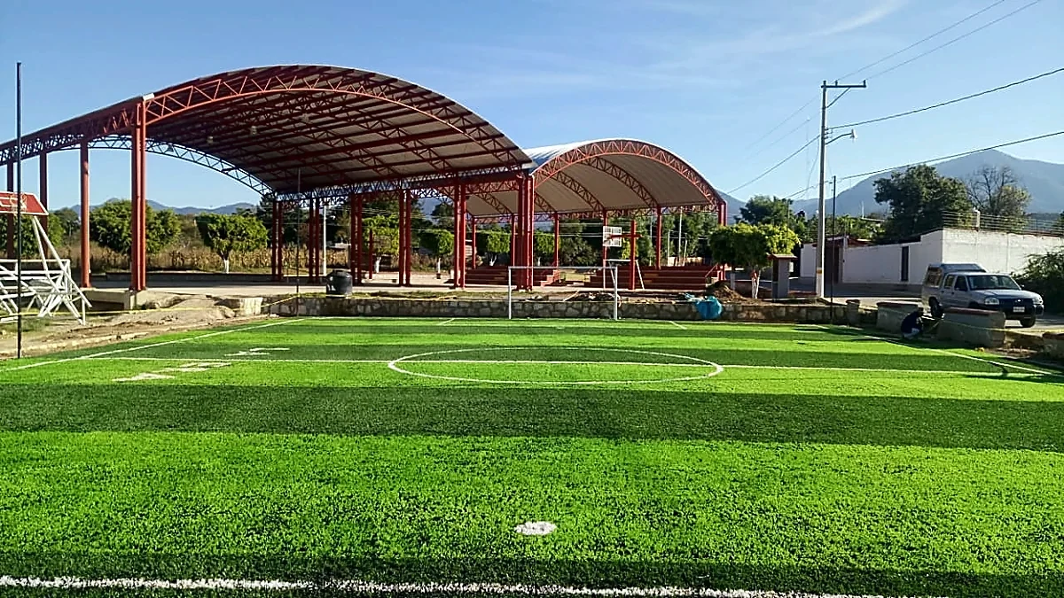 Detalle del pasto sintético de la cancha de fútbol 5 en Apasco, Oaxaca