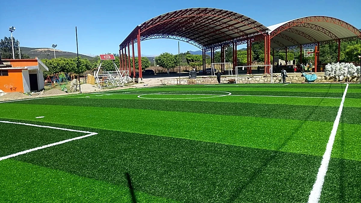 Cancha de fútbol 5 con pasto sintético en Campo Deportivo de Apasco, Magdalena de Apasco, Oaxaca: otra vista de la cancha