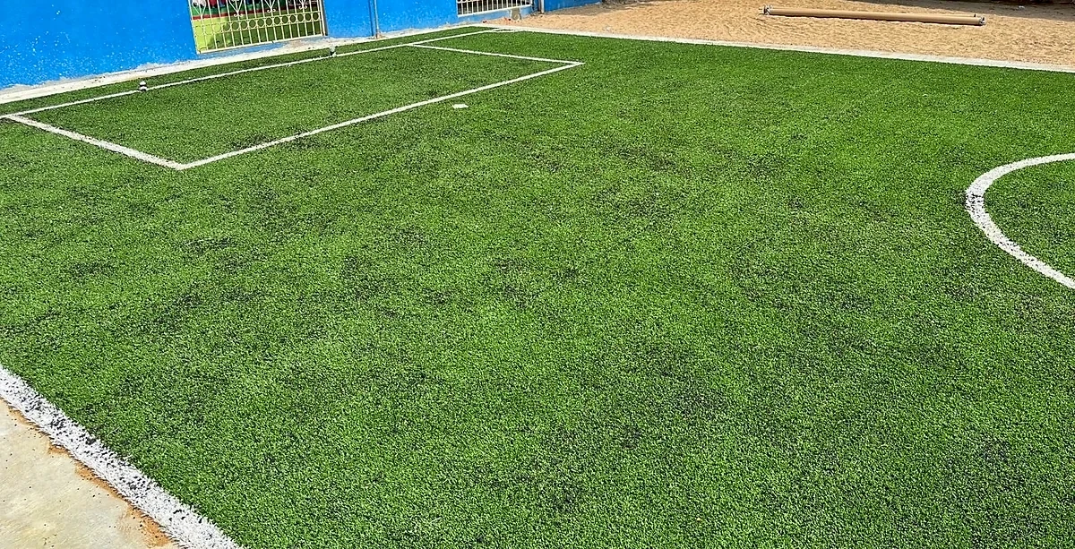 Detalle del pasto sintético de la cancha de fútbol 5 en Santa María Huazolotitlán, Oaxaca
