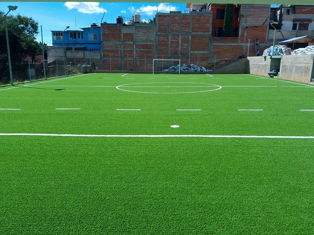 Cancha de fútbol 7 con pasto sintético en Deportivo Xochimilco, Oaxaca de Juárez