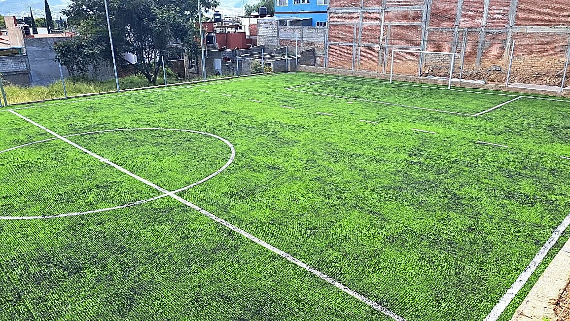 Cancha de fútbol 7 con pasto sintético en Deportivo Xochimilco, Oaxaca de Juárez, Oaxaca: líneas de juego insertadas en el mismo pasto