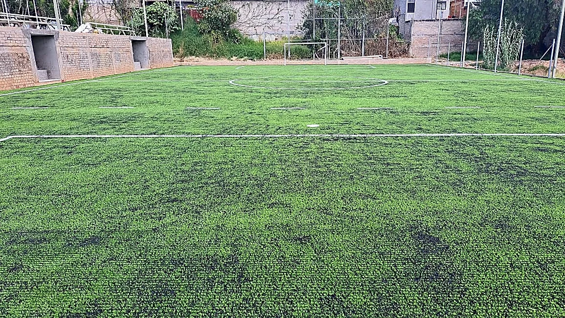 Cancha de fútbol 7 con pasto sintético en Deportivo Xochimilco, Oaxaca de Juárez, Oaxaca: la cancha desde la línea lateral