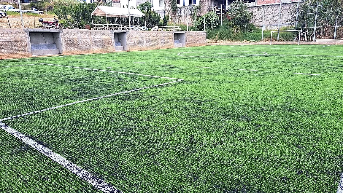Detalle del pasto sintético de la cancha de fútbol 7 en Oaxaca de Juárez, Oaxaca