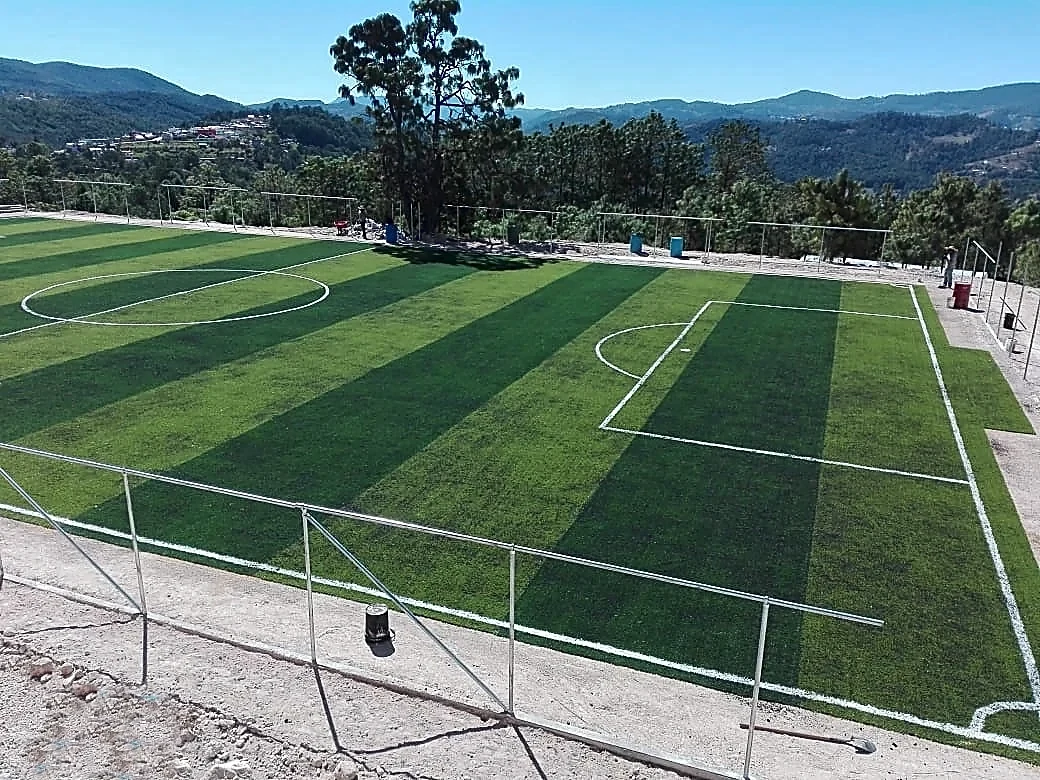 Cancha de fútbol 7 con pasto sintético en Instituto Tecnologico San Miguel el Grande (ITSMIGRA), Tlaxiaco, Oaxaca: la cancha desde la línea lateral