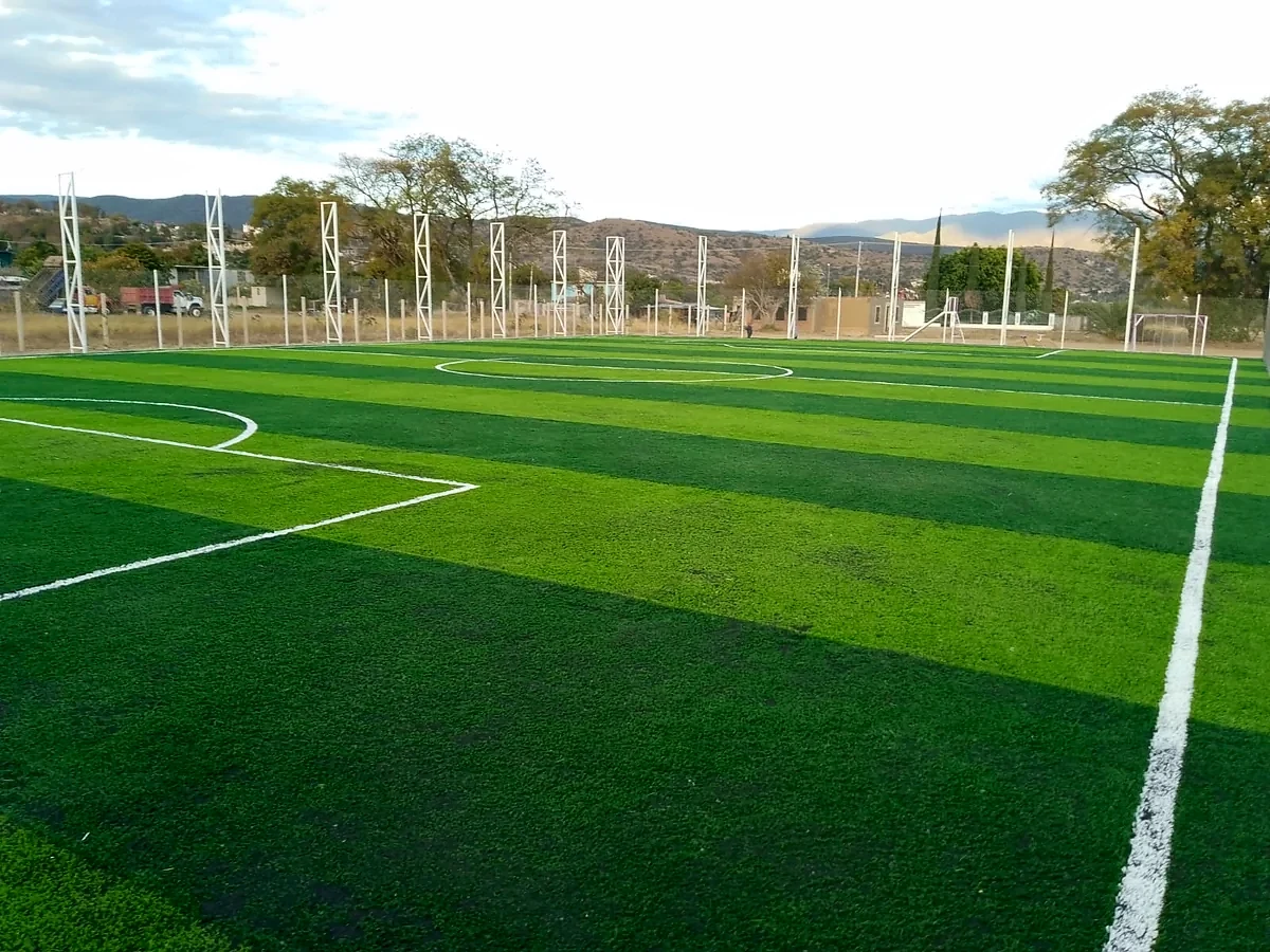 Cancha de fútbol 7 con pasto sintético en Parque Recreativo Infantil, Santiago Suchilquitongo