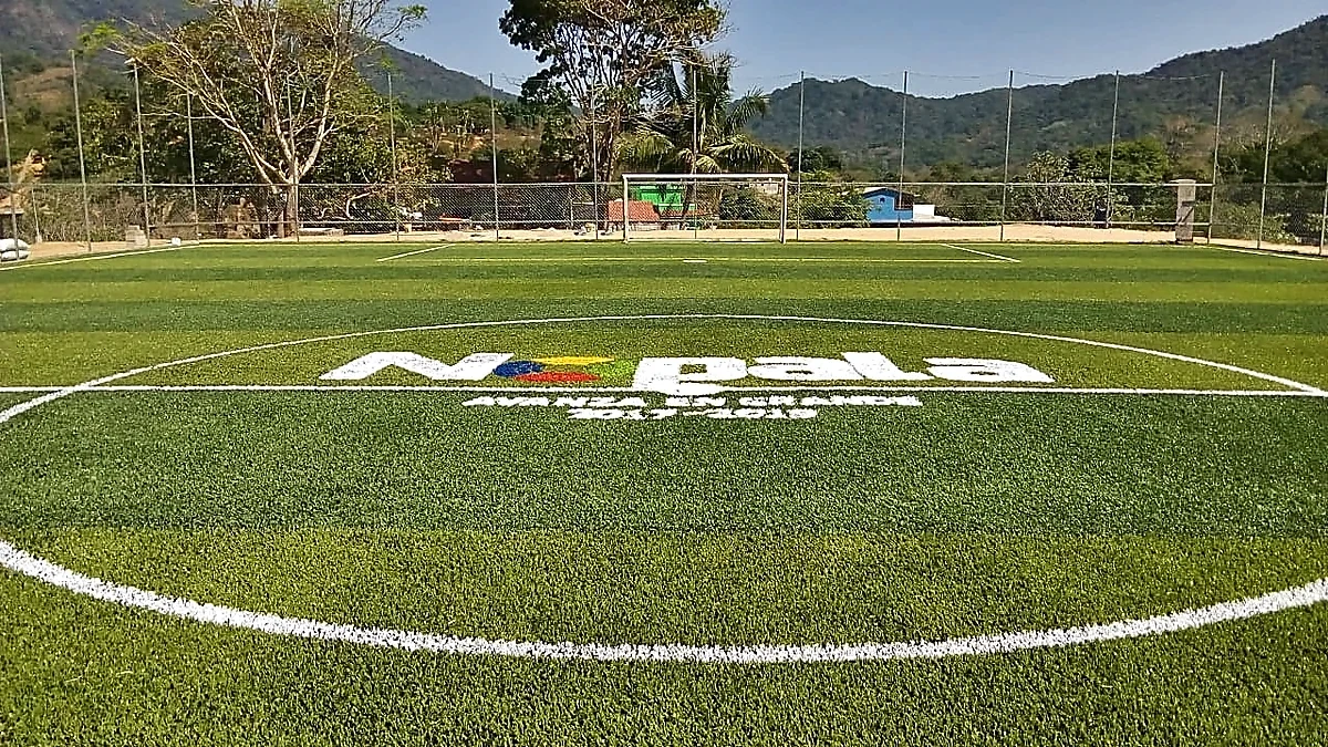 Cancha de fútbol 7 con pasto sintético en Santos Reyes Nopala, Oaxaca