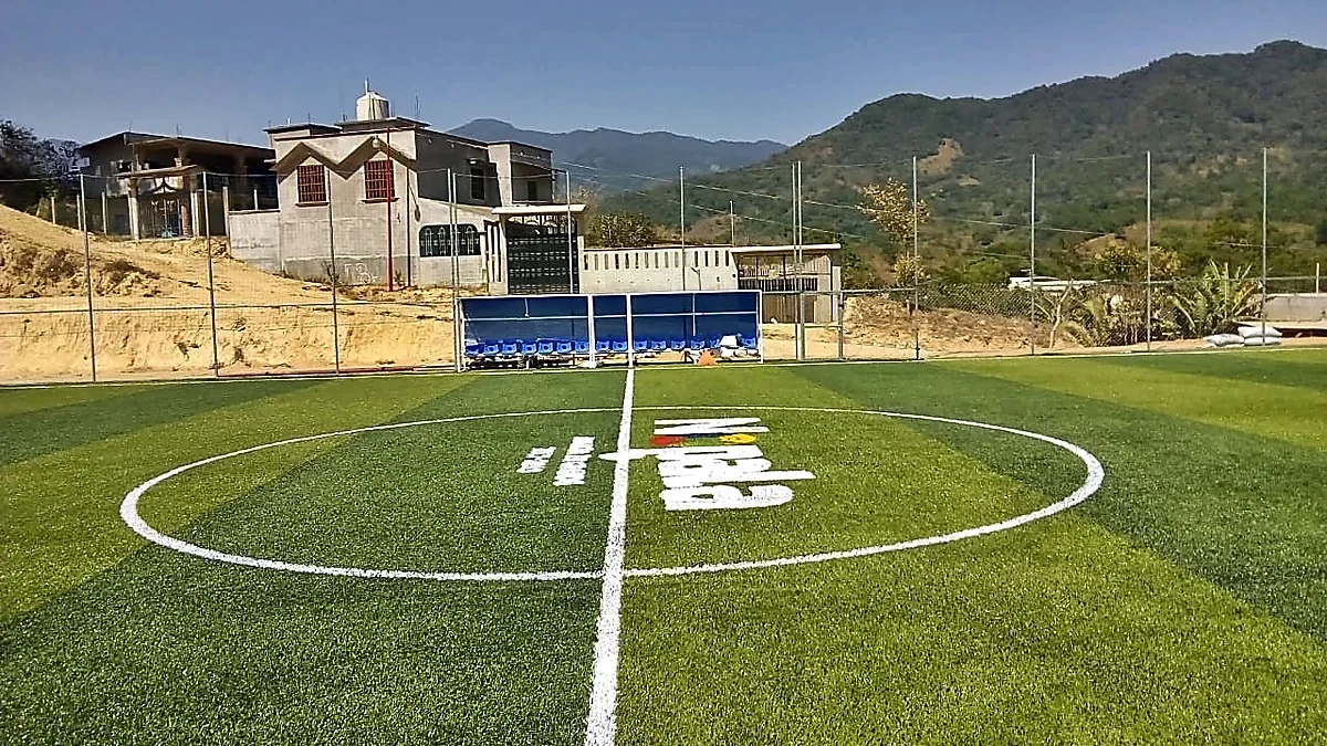 Cancha de fútbol 7 con pasto sintético en Santos Reyes Nopala, Oaxaca: otra vista de la cancha de fútbol 7