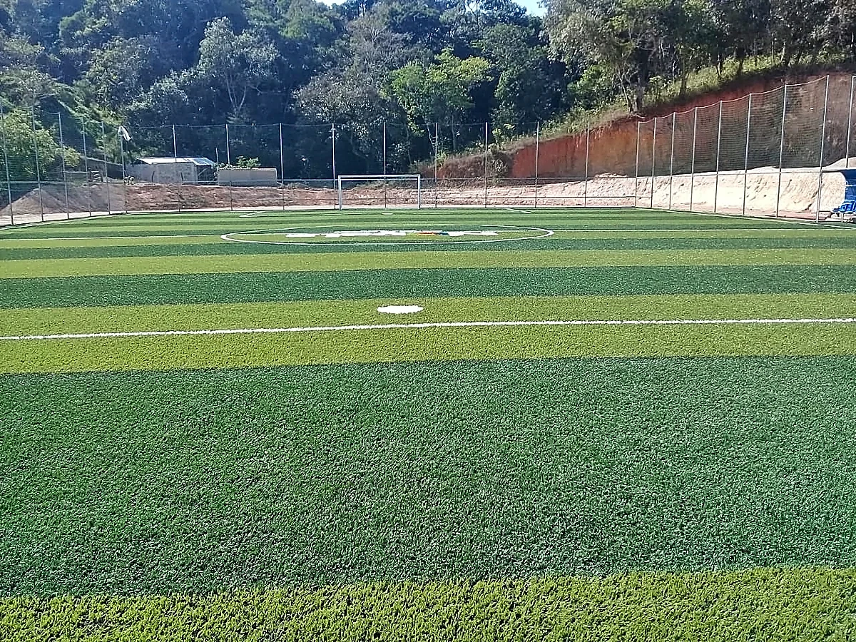Cancha de fútbol 7 con pasto sintético en Santos Reyes Nopala, Oaxaca: la cancha desdel fondo
