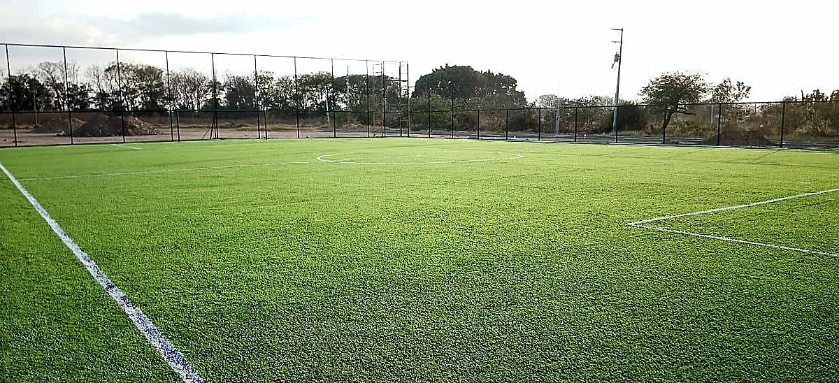 Cancha de fútbol 7 con pasto sintético en Unidad Deportiva Santa Maria Coyotepec