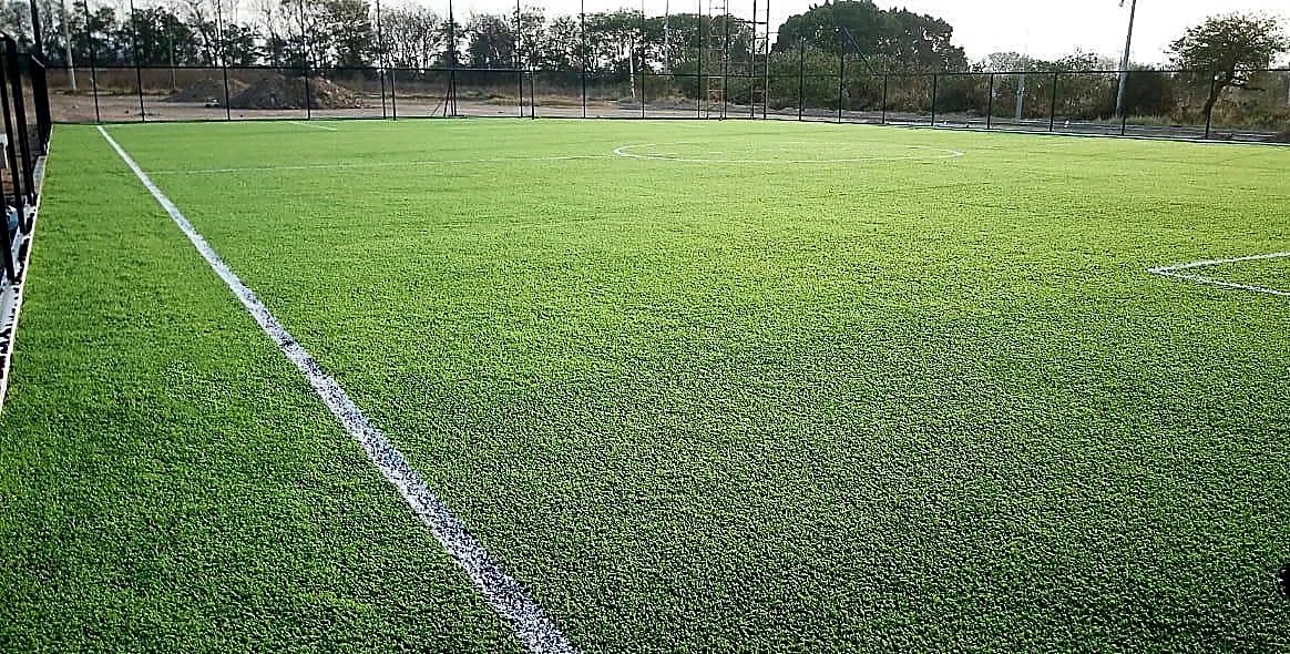 Cancha de fútbol 7 con pasto sintético en Unidad Deportiva Santa Maria Coyotepec, Oaxaca: líneas de juego insertadas en el mismo pasto