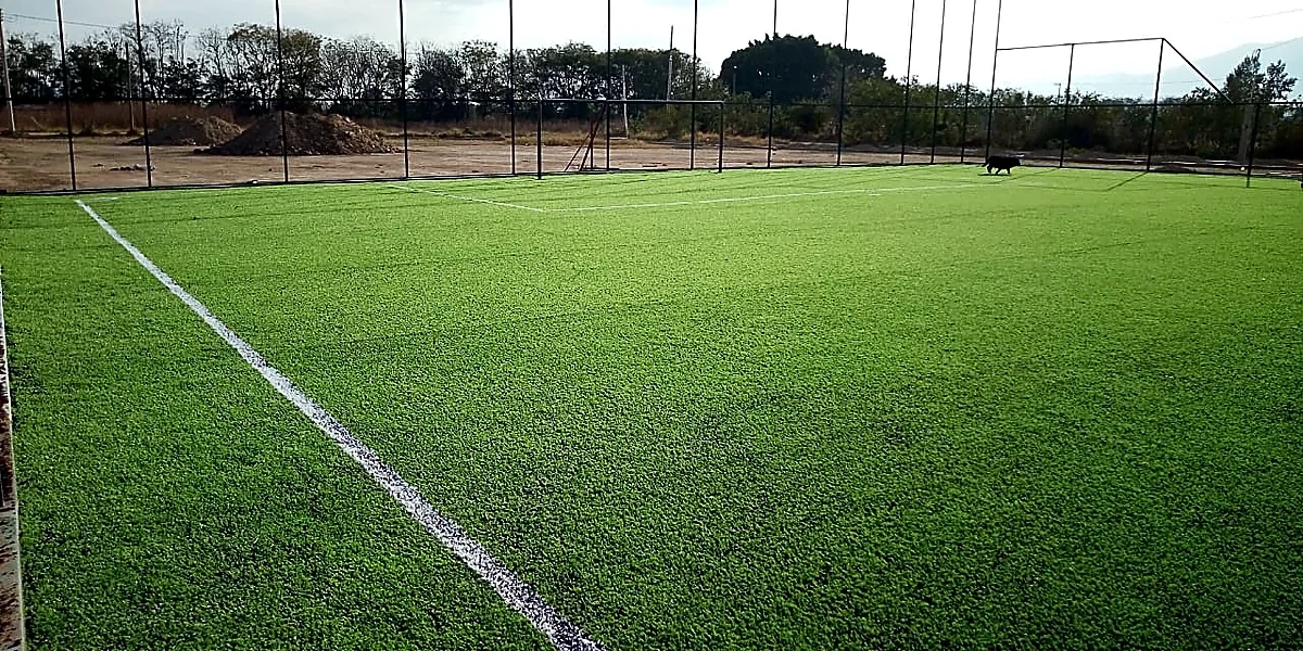 Detalle del pasto sintético de la cancha de fútbol 7 en Santa María Coyotepec, Oaxaca