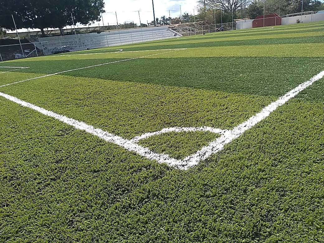Cancha de fútbol 7 con pasto sintético en Unidad Deportiva Santa Maria Huatulco, Oaxaca: otra vista de la cancha de fútbol 7