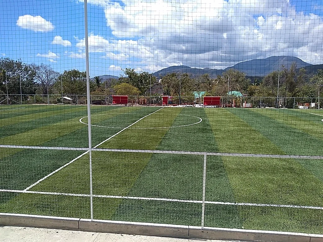 Detalle del pasto sintético de la cancha de fútbol 7 en Santa María Huatulco, Oaxaca