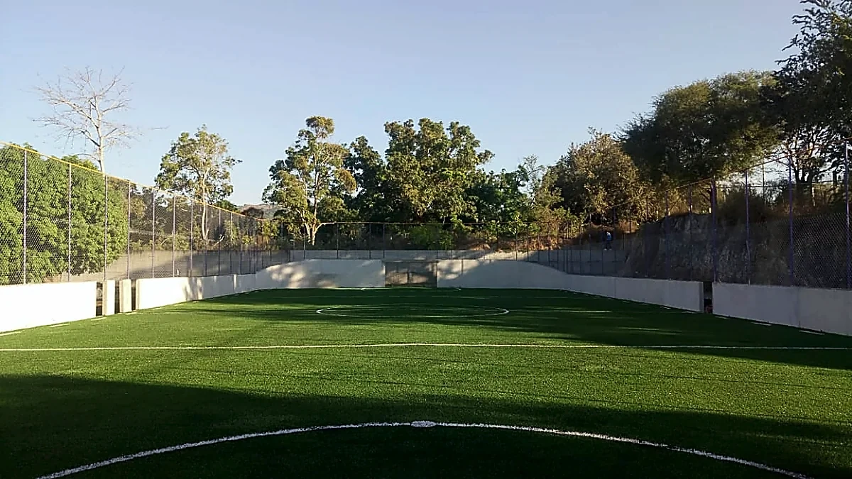 Detalle del pasto sintético de la cancha de fútbol rápido en Santiago Pinotepa Nacional, Oaxaca