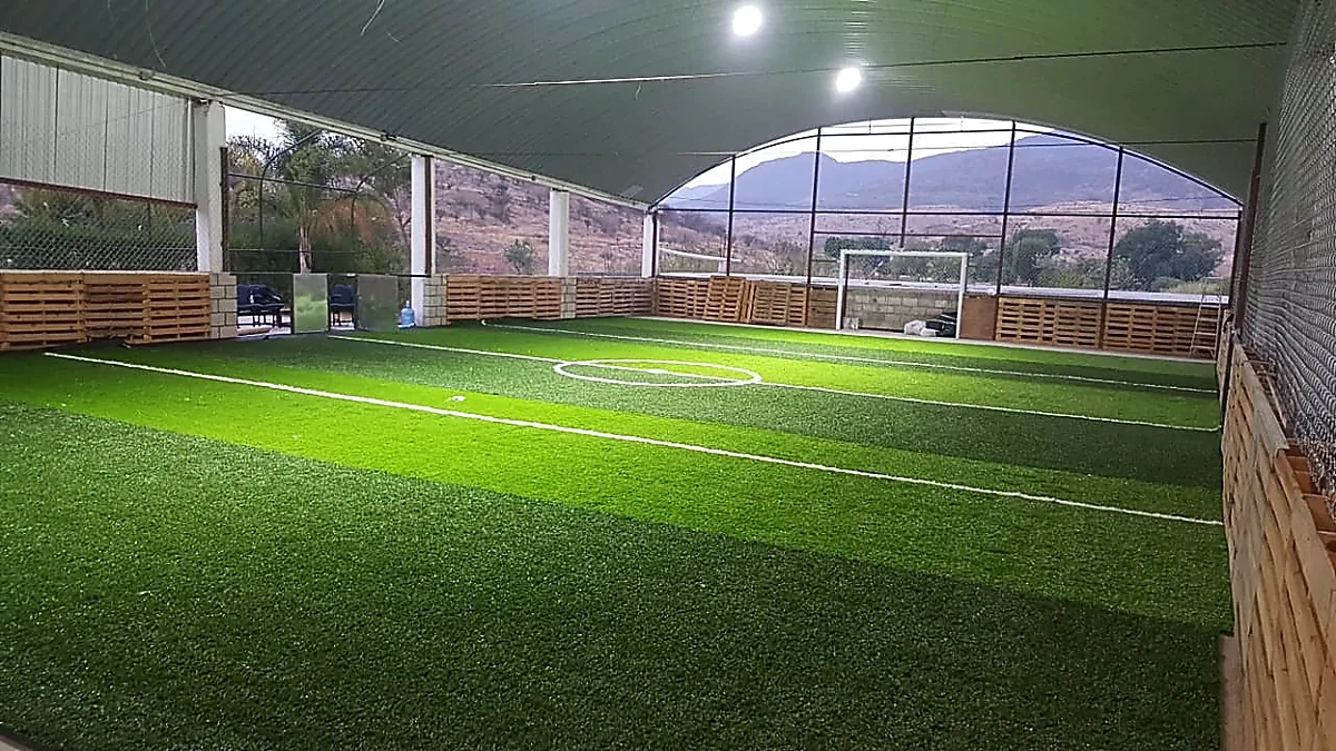 Cancha de fútbol rápido con pasto sintético en Huajolotitlán, Oaxaca
