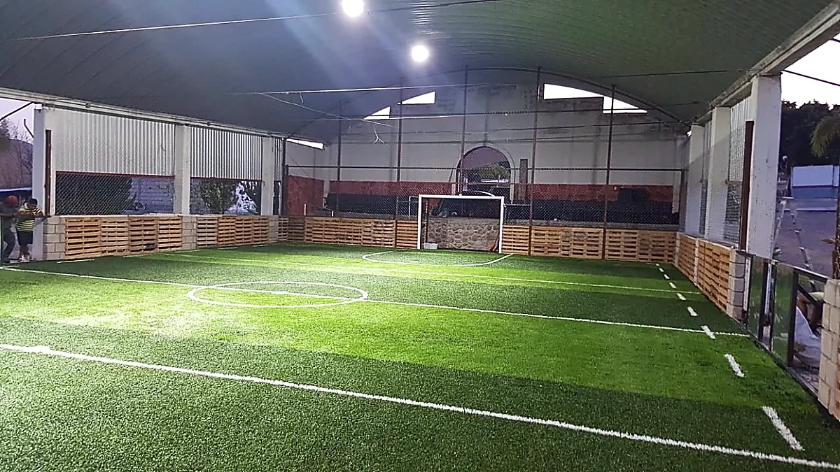 Detalle del pasto sintético de la cancha de fútbol rápido en Huajolotitlán, Oaxaca