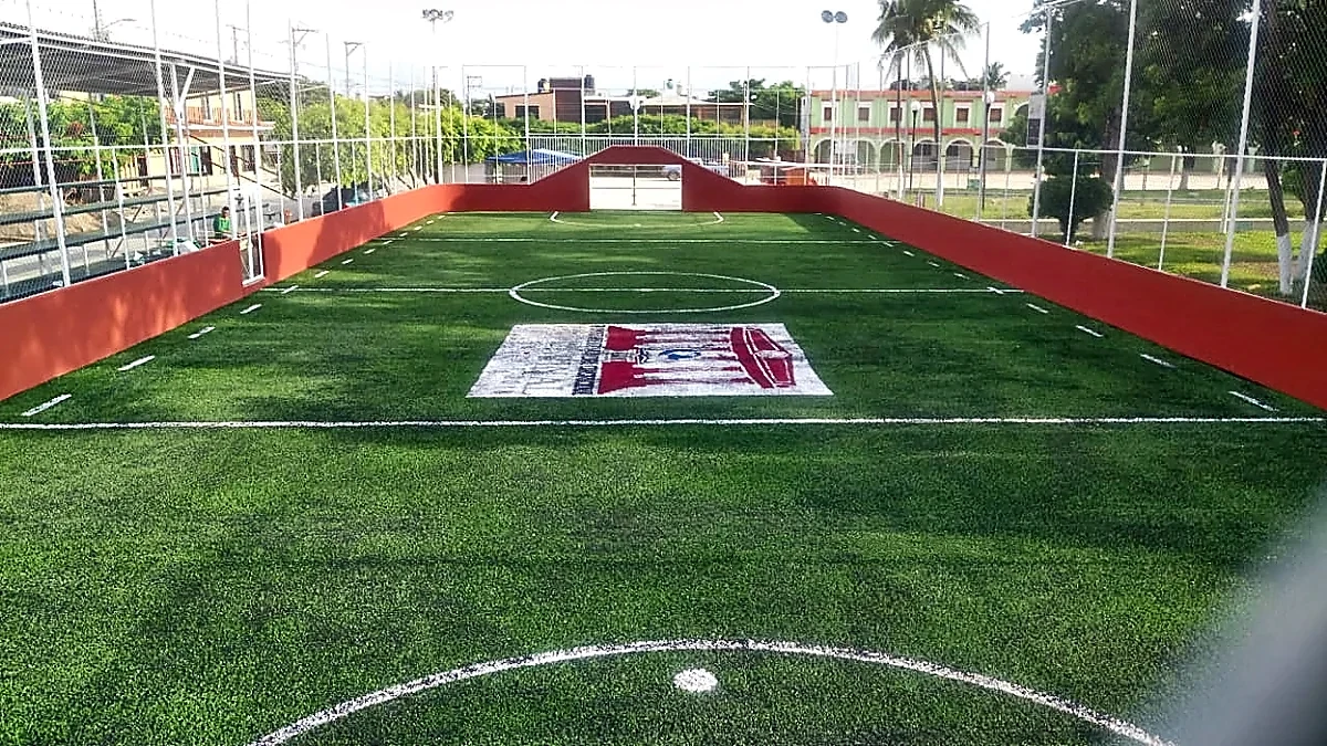 Cancha de fútbol rápido con pasto sintético en Parque Municipal el Espinal Oaxaca, Oaxaca: la cancha desde la línea lateral