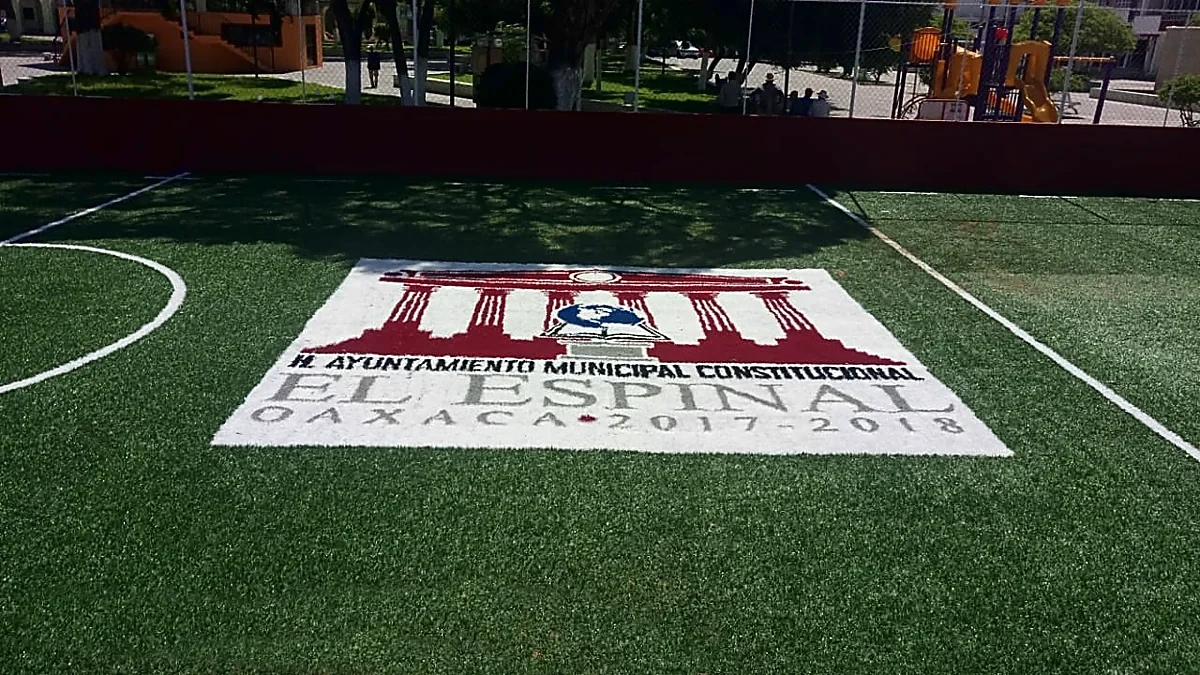 Cancha de fútbol rápido con pasto sintético en Parque Municipal el Espinal Oaxaca, Oaxaca: vista de la cancha y su entorno