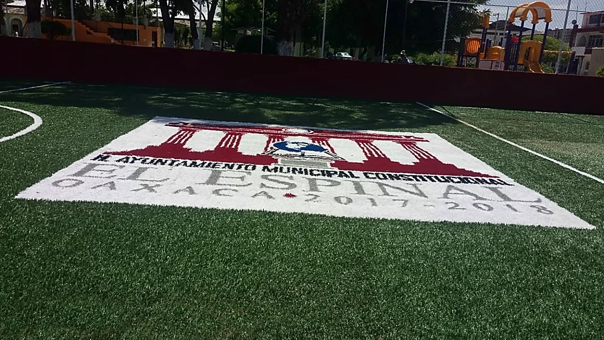 Detalle del pasto sintético de la cancha de fútbol rápido en El Espinal, Oaxaca
