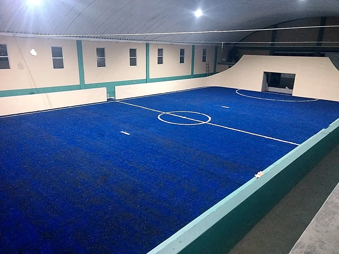 Cancha de fútbol rápido con pasto sintético en Unidad Deportiva de Chiconquiaco, Oaxaca: líneas de juego insertadas en el pasto