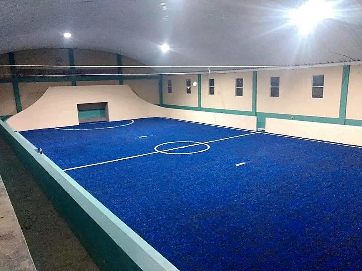 Cancha de fútbol rápido con pasto sintético en Unidad Deportiva de Chiconquiaco, Oaxaca: la cancha desde la línea lateral