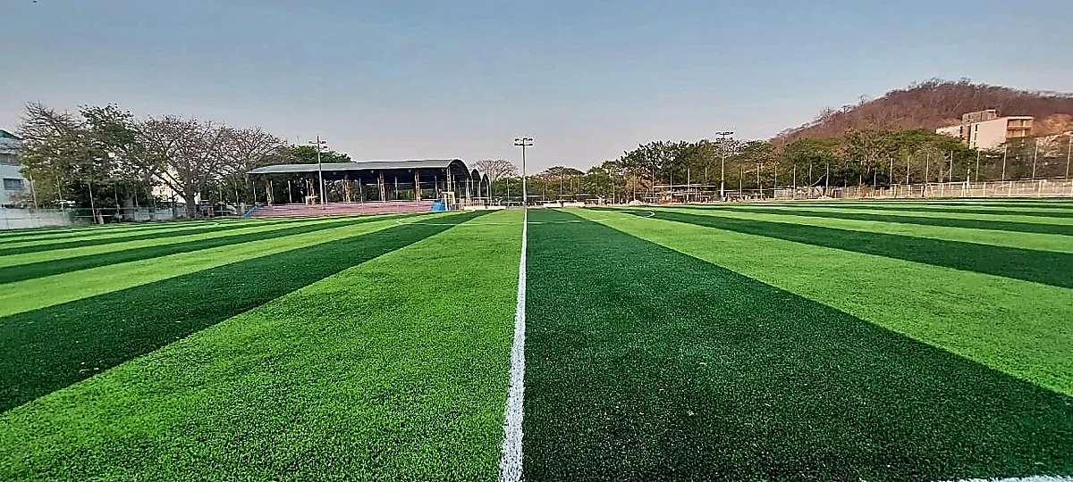 Cancha de fútbol soccer con pasto sintético en Crucecita, Oaxaca: pasto sintético deportivo recién cepillado