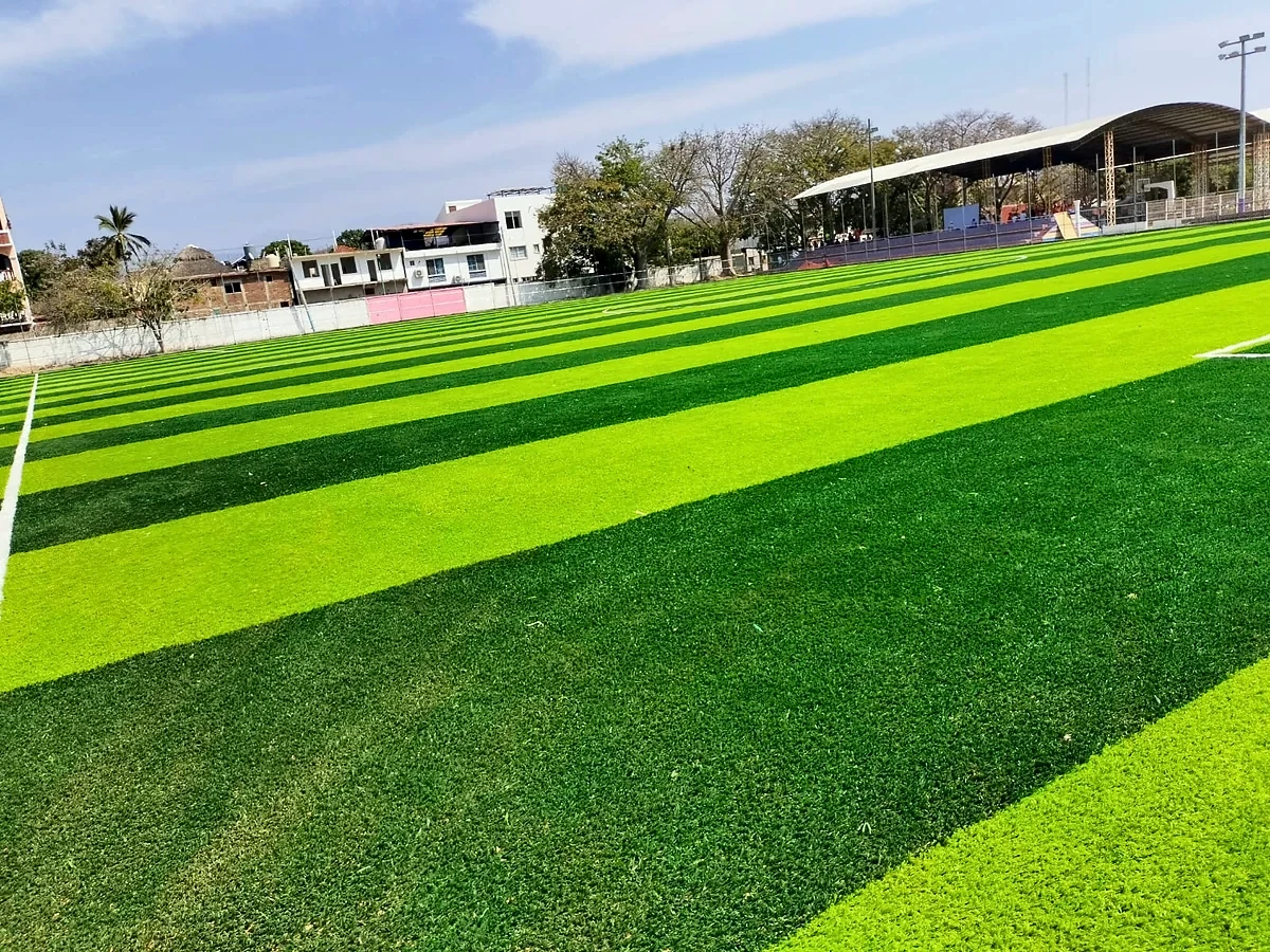 Cancha de fútbol soccer con pasto sintético en Crucecita, Oaxaca: la cancha desdel fondo