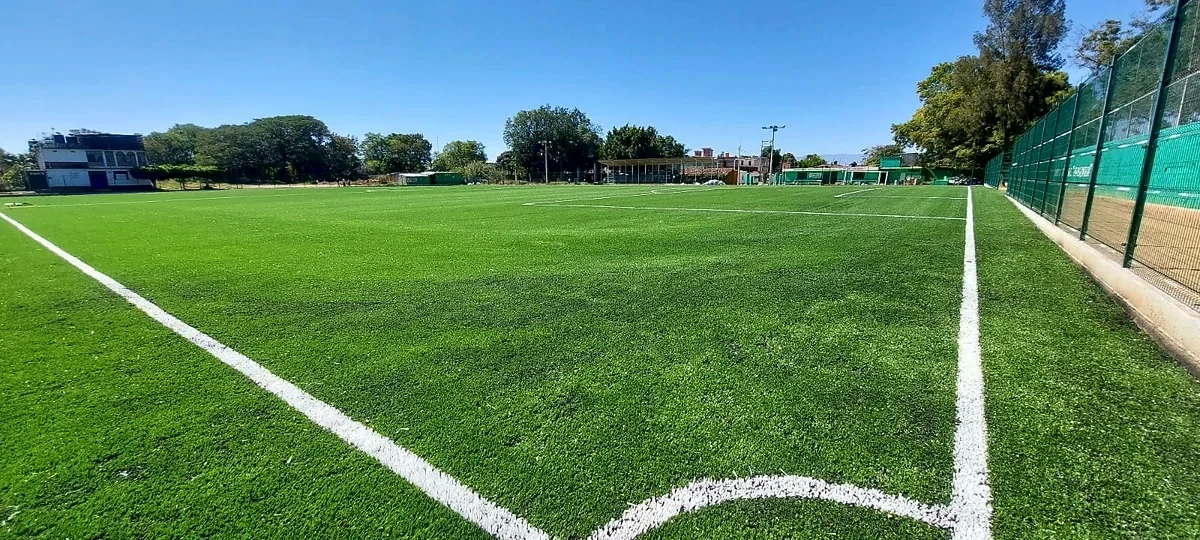 Cancha de fútbol soccer con pasto sintético en Ocotlán de Morelos, Oaxaca: la cancha desde la línea lateral