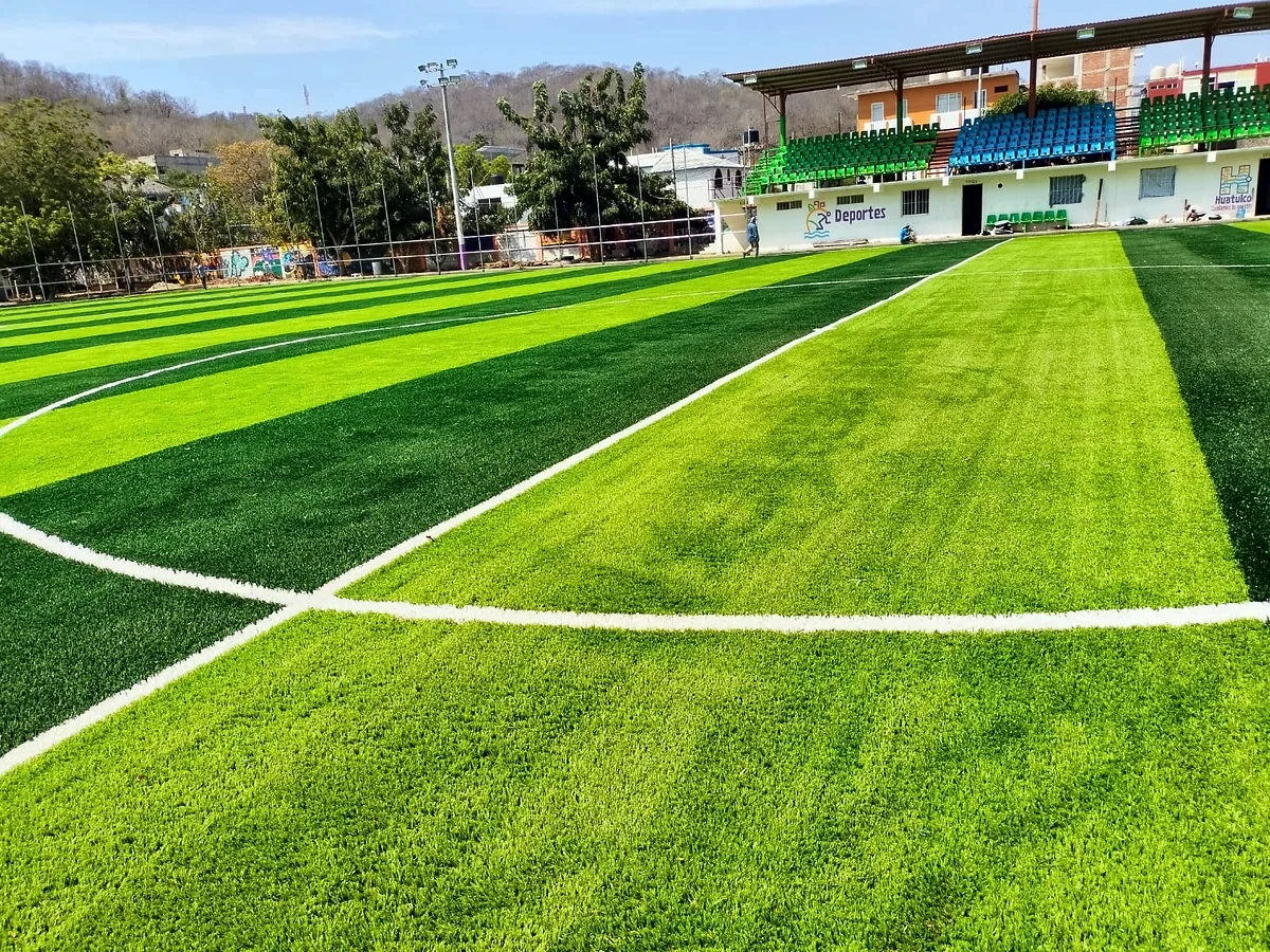 Cancha de fútbol soccer con pasto sintético en Unidad Deportiva la Crucecita, La Crucecita (Huatulco), Oaxaca: líneas de juego insertadas en el pasto
