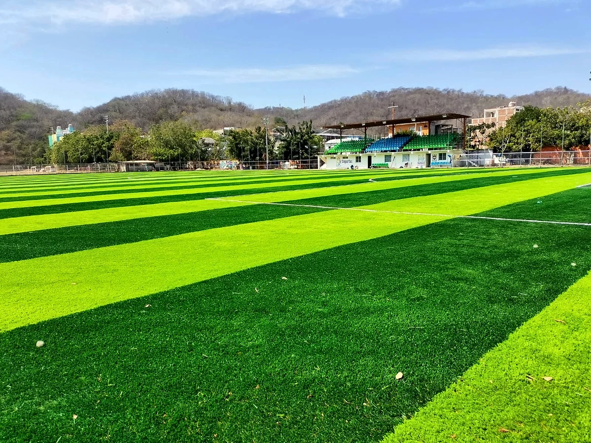 Cancha de fútbol soccer con pasto sintético en Unidad Deportiva la Crucecita, La Crucecita (Huatulco), Oaxaca: otra vista de la cancha