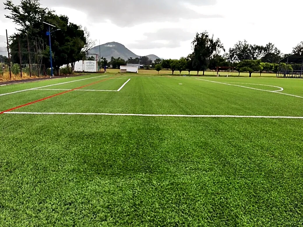 Cancha de fútbol soccer con pasto sintético en Zimatlán de Álvarez, Oaxaca