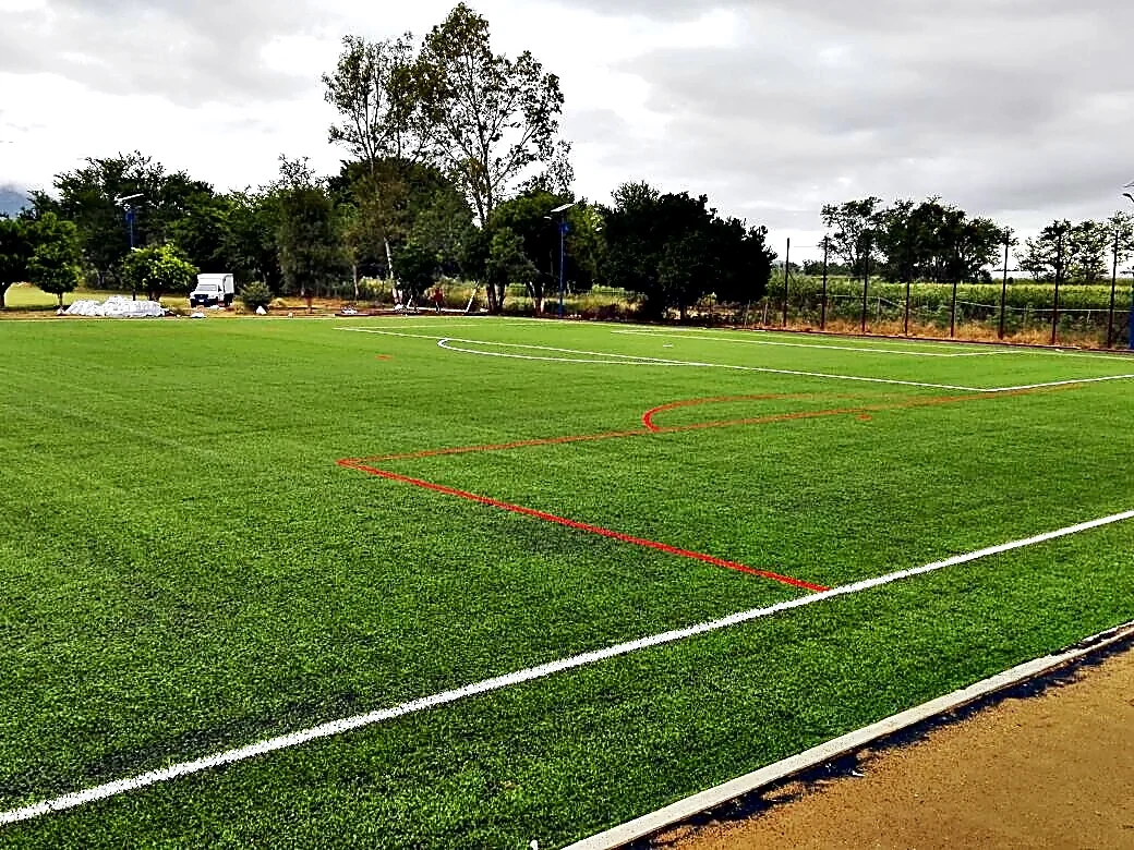 Cancha de fútbol soccer con pasto sintético en Zimatlán de Álvarez, Oaxaca: la cancha desde la línea lateral