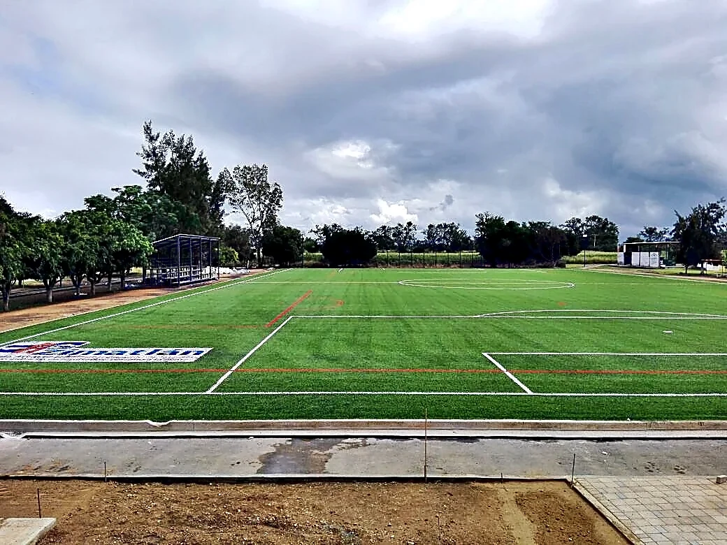 Cancha de fútbol soccer con pasto sintético en Zimatlán de Álvarez, Oaxaca: otra vista de la cancha