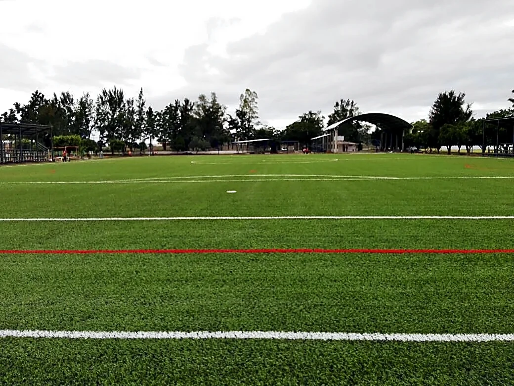 Cancha de fútbol soccer con pasto sintético en Zimatlán de Álvarez, Oaxaca: pasto sintético deportivo recién cepillado