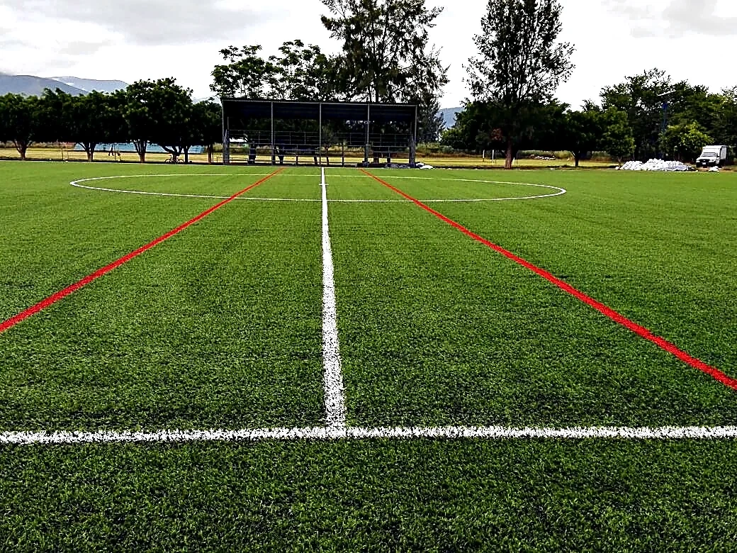 Cancha de fútbol soccer con pasto sintético en Zimatlán de Álvarez, Oaxaca: la cancha desdel fondo