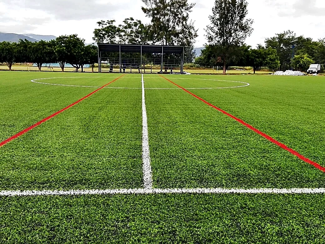 Detalle del pasto sintético de la cancha de fútbol soccer en Zimatlán de Álvarez, Oaxaca