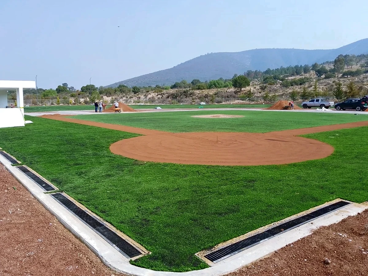 Campo de béisbol con pasto sintético en el Campo Felipe Ángeles, Santiago Tenango, Puebla
