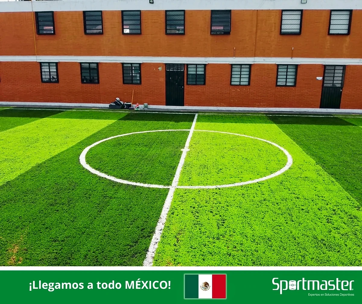 Cancha de fútbol 5 con pasto sintético en Colegio Loyola, Puebla, Puebla: líneas insertadas en el pasto sintético