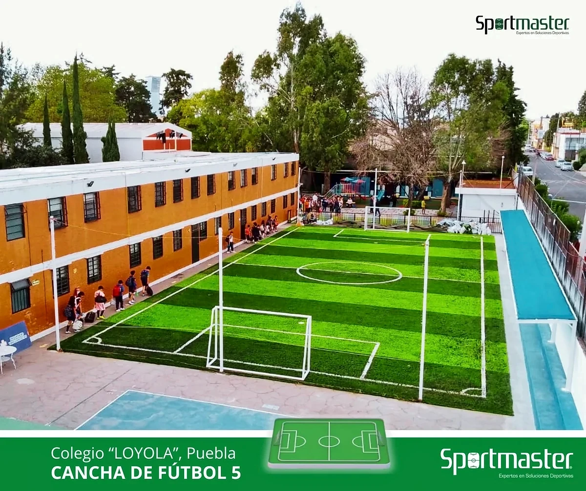 Detalle del pasto sintético de la cancha de fútbol 5 en Puebla, Puebla