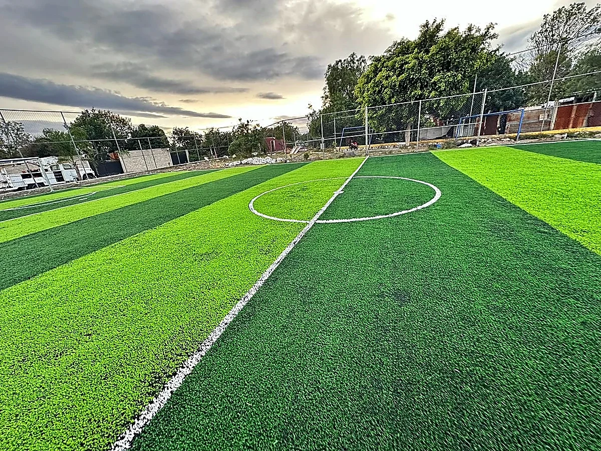 Cancha de fútbol 5 con pasto sintético en San Jerónimo Coyola, Puebla: la cancha desde la línea lateral