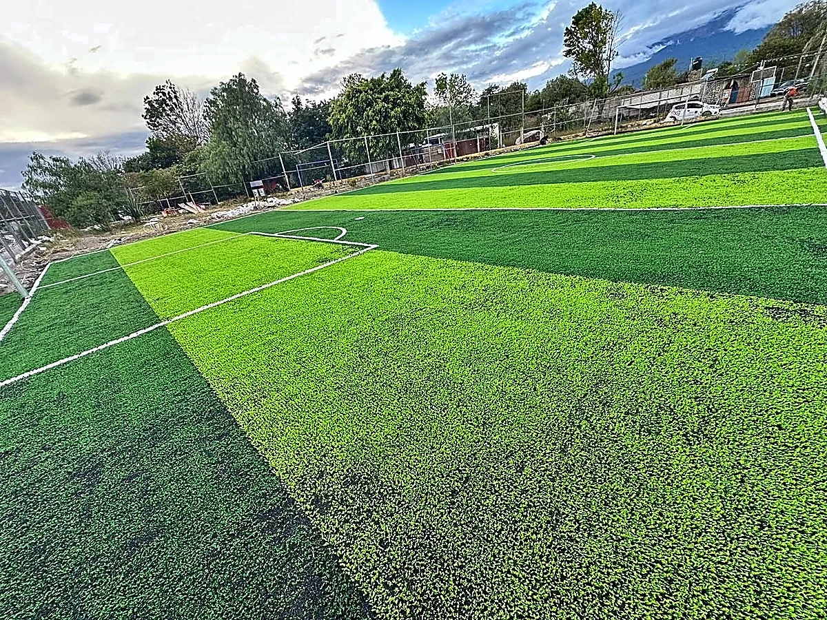 Cancha de fútbol 5 con pasto sintético en San Jerónimo Coyola, Puebla: otra vista de la cancha