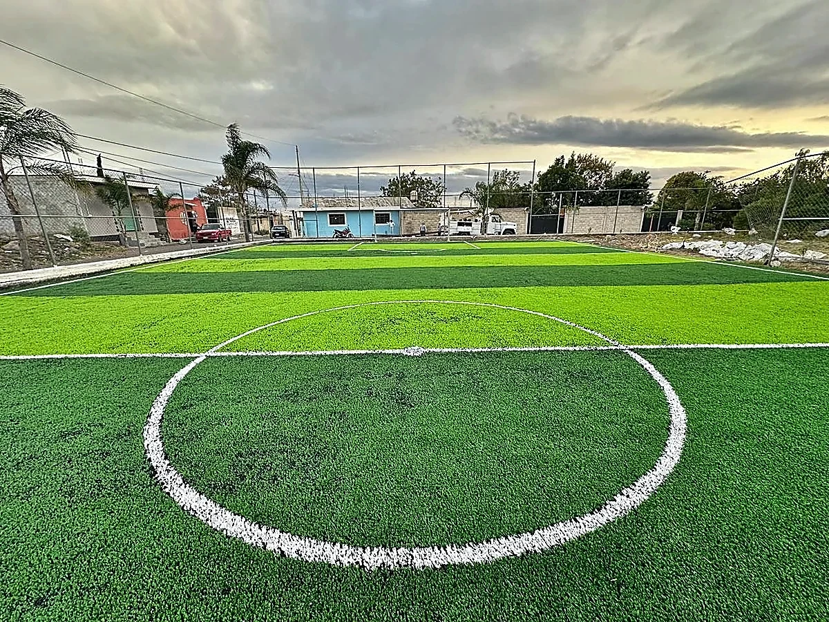 Cancha de fútbol 5 con pasto sintético en San Jerónimo Coyola, Puebla: pasto sintético deportivo recién cepillado
