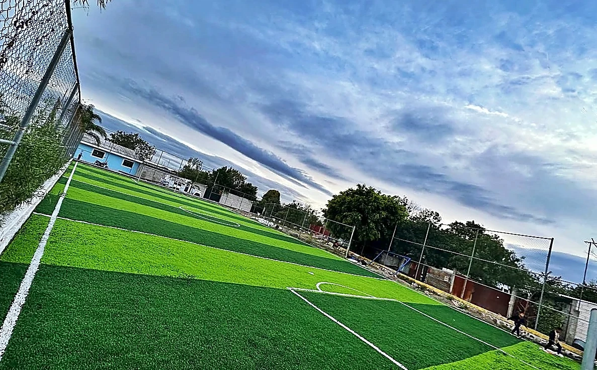 Cancha de fútbol 5 con pasto sintético en San Jerónimo Coyola, Puebla: la cancha desdel fondo